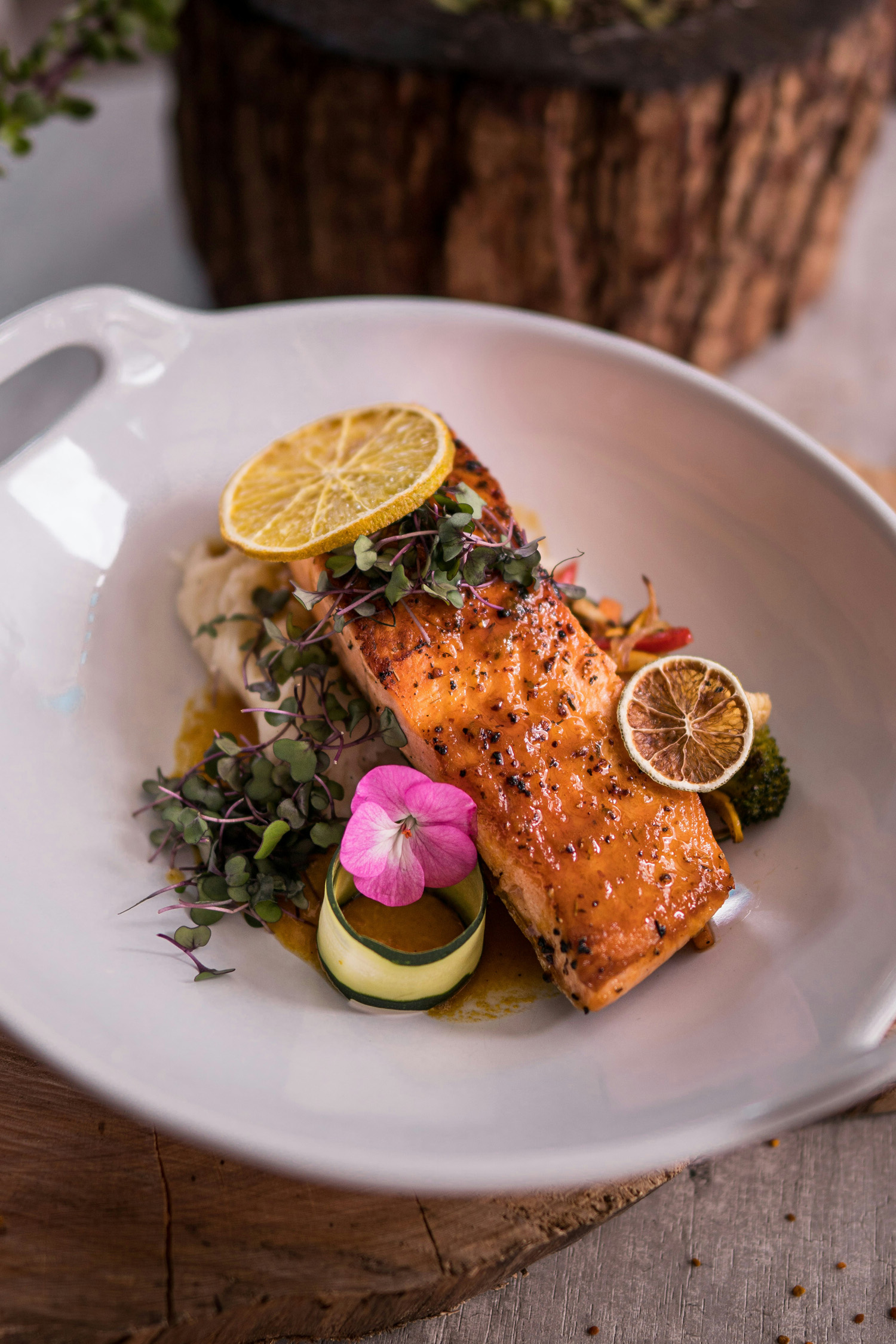 Chef service designed for those who enjoy spending the morning exploring and skiing in the French Alps. Includes: breakfast, afternoon tea and dinner.